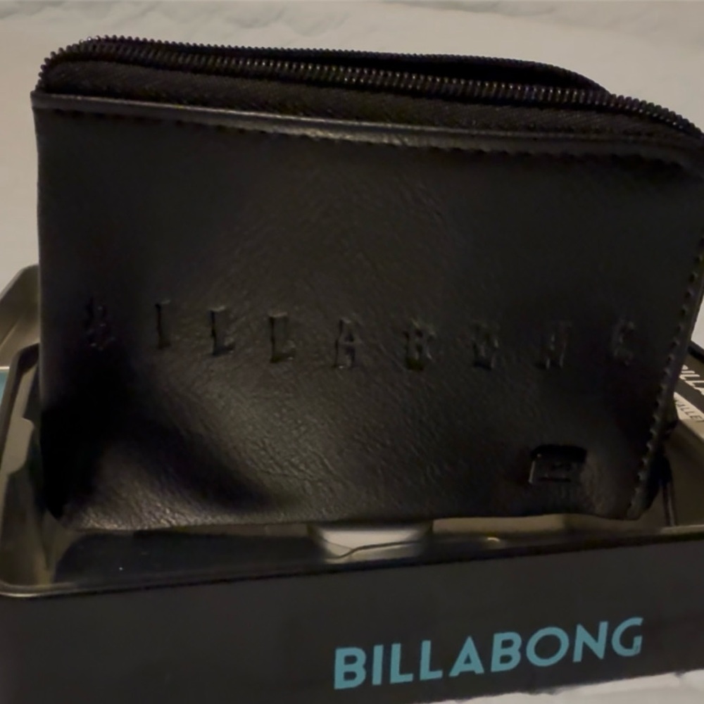 Men’s Billabong zipper bi-fold wallet, w/metal storage tin, blk and logo, NWT. - Picture 6 of 9